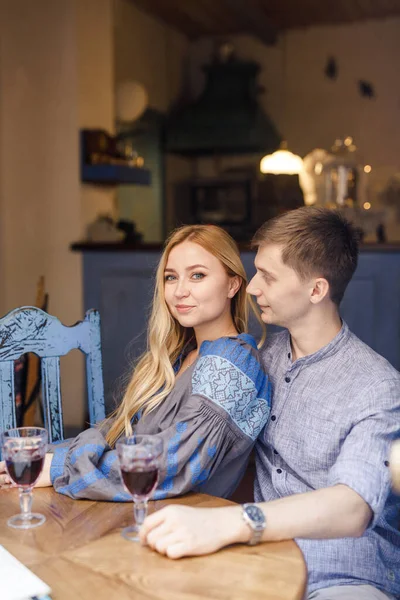 Casal Roupas Azuis Jantando Restaurante Perto Das Portas Azuis Com — Fotografia de Stock