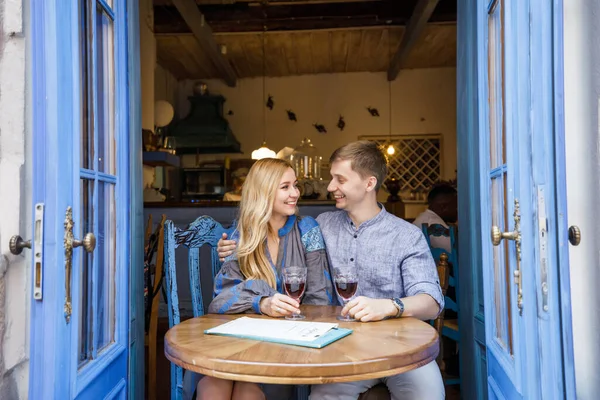Pár Modrém Oblečení Při Večeři Restauraci Blízkosti Modrých Dveří Výhledem — Stock fotografie
