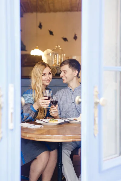 Par Blå Kläder Har Middag Restaurang Nära Blå Dörrarna Med — Stockfoto