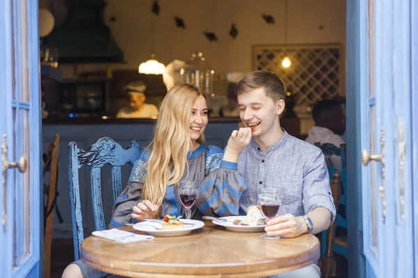 Par Blå Kläder Har Middag Restaurang Nära Blå Dörrarna Med — Stockfoto