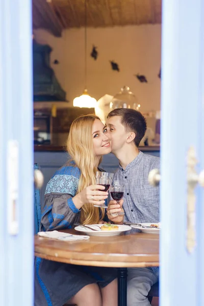 Koppel Blauwe Kleren Dineren Een Restaurant Bij Blauwe Deuren Met — Stockfoto