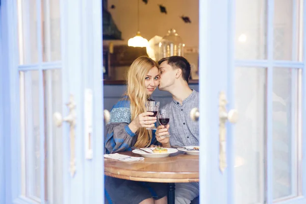 Koppel Blauwe Kleren Dineren Een Restaurant Bij Blauwe Deuren Met — Stockfoto