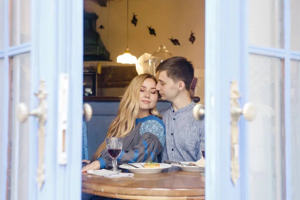 Koppel Blauwe Kleren Dineren Een Restaurant Bij Blauwe Deuren Met — Stockfoto