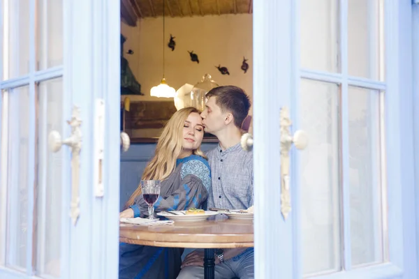 Casal Roupas Azuis Jantando Restaurante Perto Das Portas Azuis Com — Fotografia de Stock