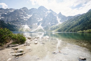Polonya 'daki Tatra Ulusal Parkı' ndaki göl ve dağların manzarası