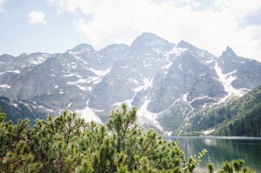 Polonya 'daki Tatra Ulusal Parkı' ndaki göl ve dağların manzarası