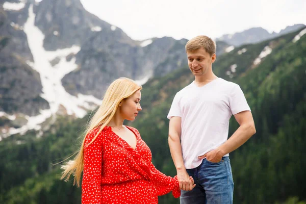 Jovem Casal Uma Menina Vestido Vermelho Homem Uma Camiseta Branca — Fotografia de Stock