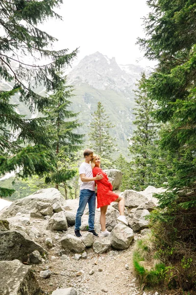 Jeune Couple Une Fille Robe Rouge Homme Shirt Blanc Pantalon — Photo