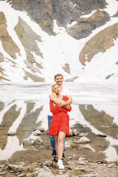 Jovem Casal Uma Menina Vestido Vermelho Homem Uma Camiseta Branca — Fotografia de Stock