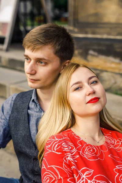 Jovem Casal Está Elegantemente Vestido Uma Menina Vestido Vermelho Homem — Fotografia de Stock