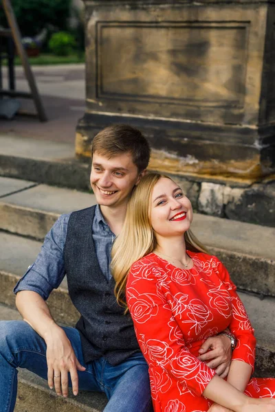 Jovem Casal Está Elegantemente Vestido Uma Menina Vestido Vermelho Homem — Fotografia de Stock