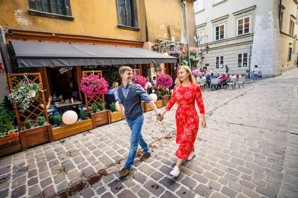 Jovem Casal Está Elegantemente Vestido Uma Menina Vestido Vermelho Homem — Fotografia de Stock