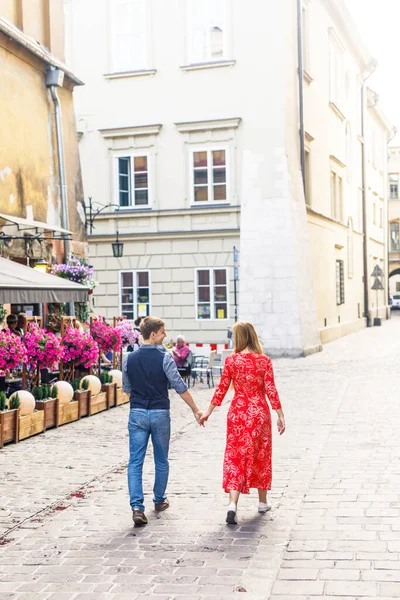 Jeune Couple Est Élégamment Habillé Une Fille Robe Rouge Homme — Photo