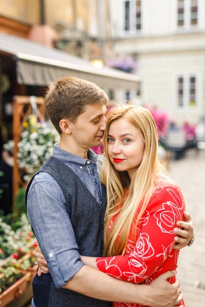 Jovem Casal Está Elegantemente Vestido Uma Menina Vestido Vermelho Homem — Fotografia de Stock