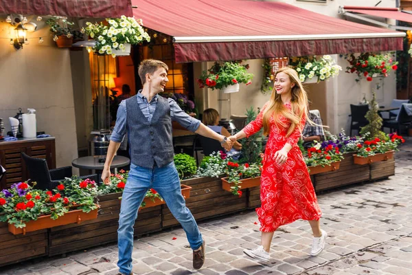 Jovem Casal Está Elegantemente Vestido Uma Menina Vestido Vermelho Homem — Fotografia de Stock