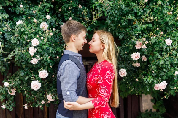 Jovem Casal Está Elegantemente Vestido Uma Menina Vestido Vermelho Homem — Fotografia de Stock