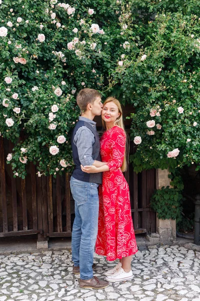 Jovem Casal Está Elegantemente Vestido Uma Menina Vestido Vermelho Homem — Fotografia de Stock