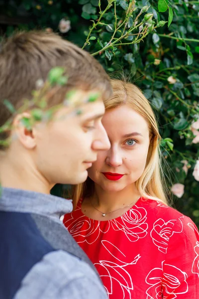 Jovem Casal Está Elegantemente Vestido Uma Menina Vestido Vermelho Homem — Fotografia de Stock