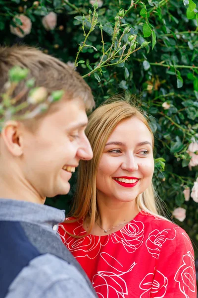 Ett Ungt Par Stilfullt Klädd Flicka Röd Klänning Man Blå — Stockfoto