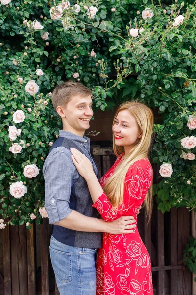 Jovem Casal Está Elegantemente Vestido Uma Menina Vestido Vermelho Homem — Fotografia de Stock