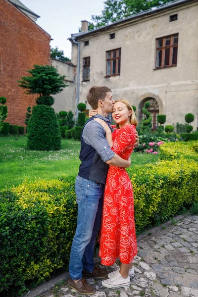 Cuplu Tânăr Este Îmbrăcat Elegant Fată Într Rochie Roșie Bărbat — Fotografie, imagine de stoc