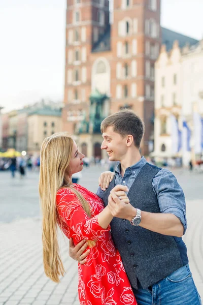 Jovem Casal Está Elegantemente Vestido Uma Menina Vestido Vermelho Homem — Fotografia de Stock