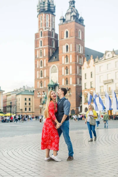 Jovem Casal Está Elegantemente Vestido Uma Menina Vestido Vermelho Homem — Fotografia de Stock