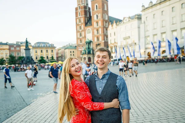 Jovem Casal Está Elegantemente Vestido Uma Menina Vestido Vermelho Homem — Fotografia de Stock