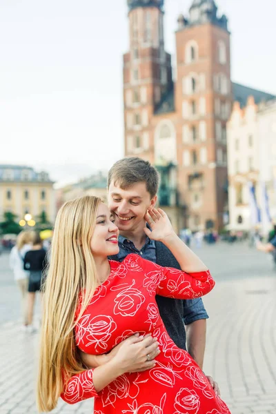 Ett Ungt Par Stilfullt Klädd Flicka Röd Klänning Man Blå — Stockfoto