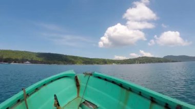 Motorlu tekne denize yelken. Ada, gökyüzü ve bulutlar