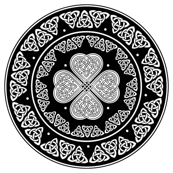 Кельтский щит, украшенный древнерусским рисунком — стоковый вектор