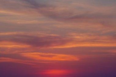 Ateşli turuncu günbatımı gökyüzü. Güzel gökyüzü.
