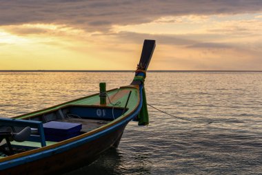 Tropikal plaj, long tail tekne, altın günbatımı, Tayland