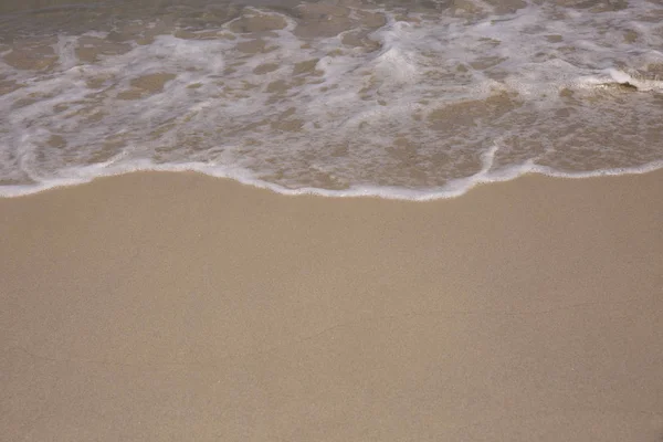 Onda suave de oceano azul na praia de areia. Contexto. — Fotografia de Stock