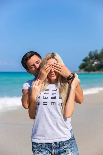 Retrato de close-up ao ar livre de casal muito jovem apaixonado se divertindo com o tempo quente e se sentindo feliz juntos na ilha tropical. Posando e abraços sozinhos na praia . — Fotografia de Stock