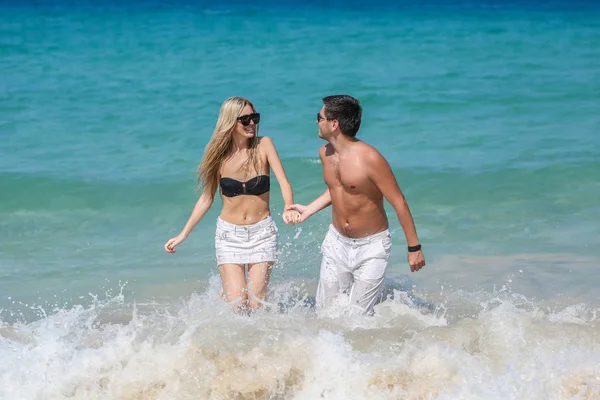 Jovem belo homem e mulher casal correndo ao longo da praia.. Emoções humanas positivas, sentimentos. História de amor — Fotografia de Stock