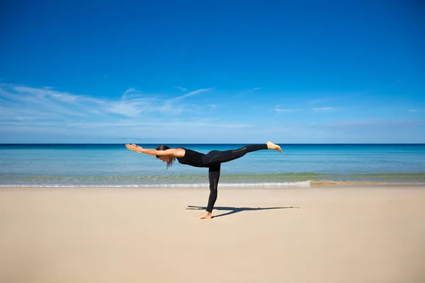 Plaj, ince sportif gövde eğitim, eğlence ve meditasyon, tatil, spor, sağlık kavram, doğal arka plan mavi gökyüzü ve denizin üzerinde sağlıklı yoga egzersiz. Ashtanga kursuna katıldıktan sonra vinyasa