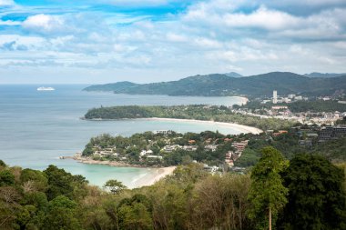 Üç tropikal beyaz kumlu plajları ile turkuaz temiz su ve palmiye ağaçları. Üstten Görünüm. Kata, Karon, Patong View Point, Phuket, Tayland Güney havadan görünümü