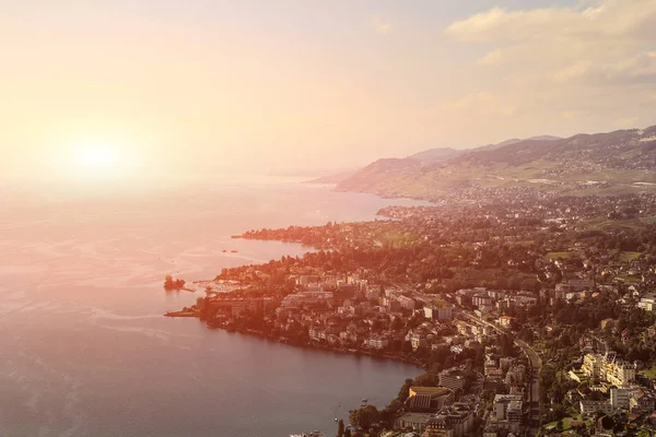 Piękny widok na miasto Montreux w słoneczny letni dzień, kanton Vaud, Szwajcaria — Zdjęcie stockowe