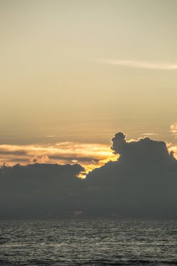 Okyanusun üzerinde güzel bir gün batımı