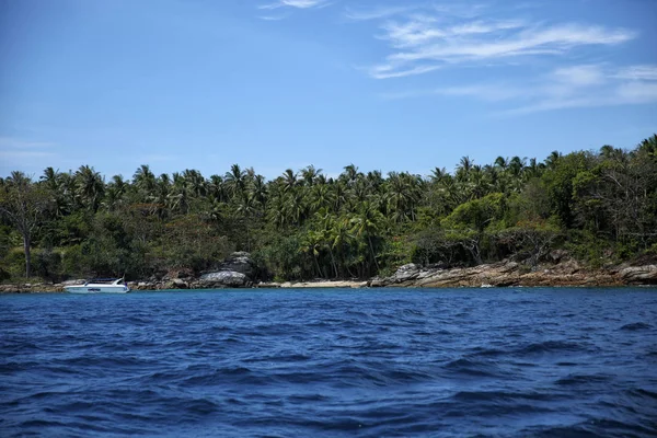 tropikal mavi deniz ve ada taş