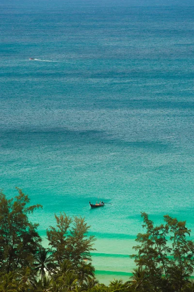 Vue sur la mer depuis la plage tropicale avec ciel ensoleillé. Plage paradisiaque d'été de l'île de Phuket. Côte tropicale.Mer tropicale à Puhket.Plage d'été exotique avec nuages à l'horizontale.Plage océanique se détendre, Voyage en plein air — Photo