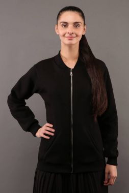 Genç hippi kız giyiyor boş siyah pamuklu kazak tasarım veya logosu, mock-up ltemplate Bayan kapşonlu, gri duvar içinde belgili tanımlık geçmiş Kopyala yeri olan fermuarını