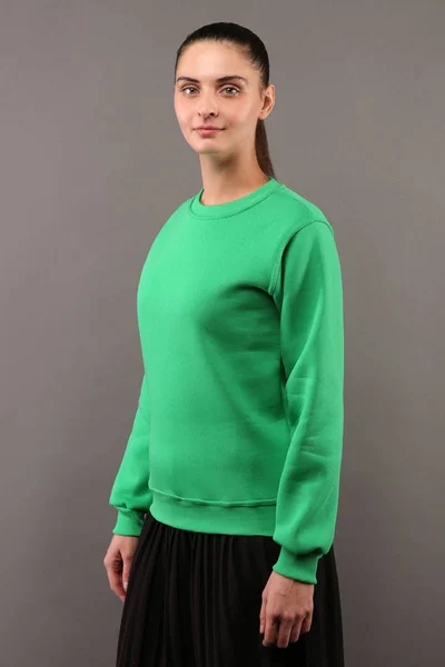 Jeune fille hipster portant un sweat à capuche en coton vert lime vierge avec espace de copie pour votre conception ou logo, maquette de sweat à capuche femme ltemplate, mur gris en arrière-plan — Photo