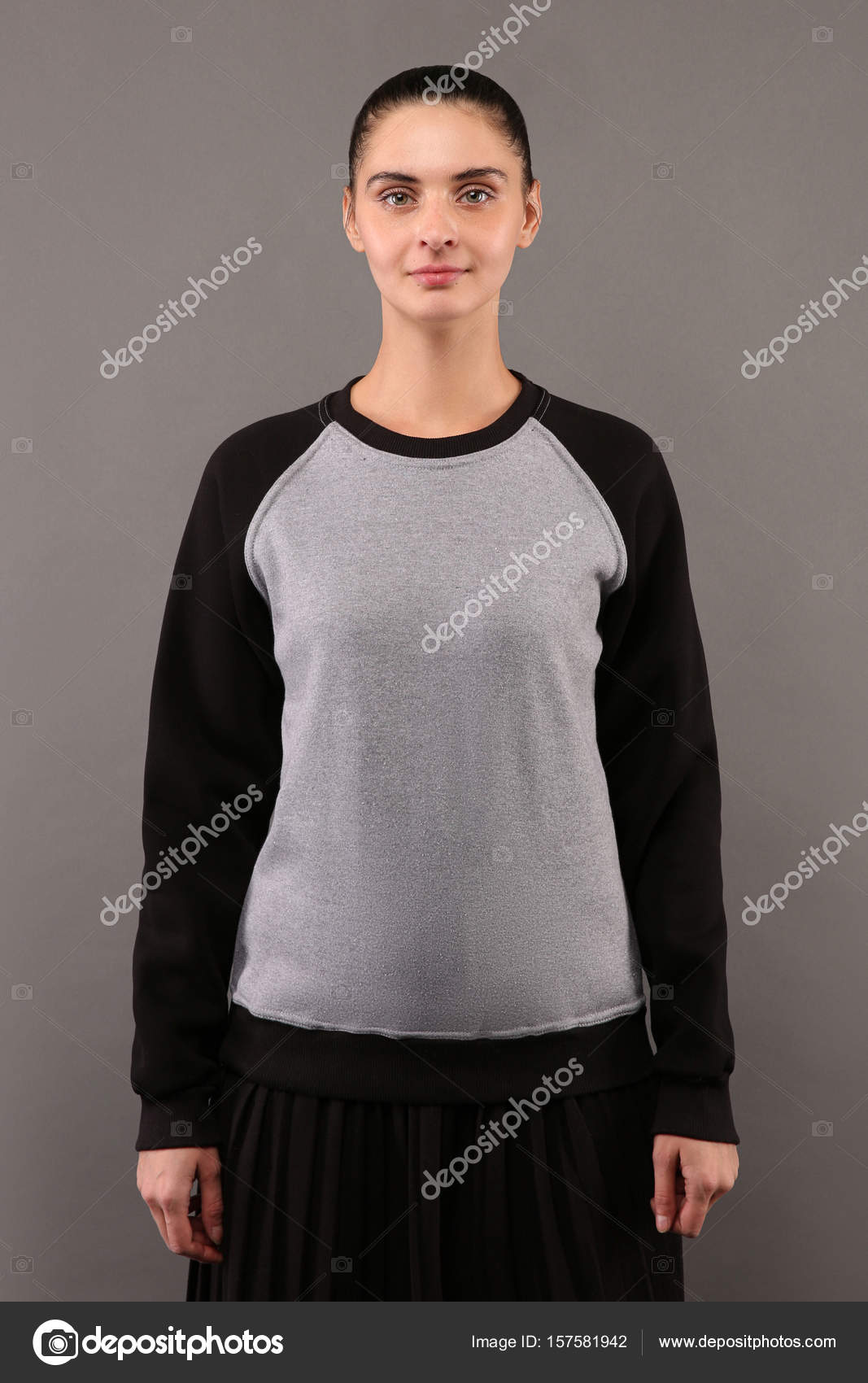 Maqueta de camiseta de manga larga simple negra de mujer atractiva