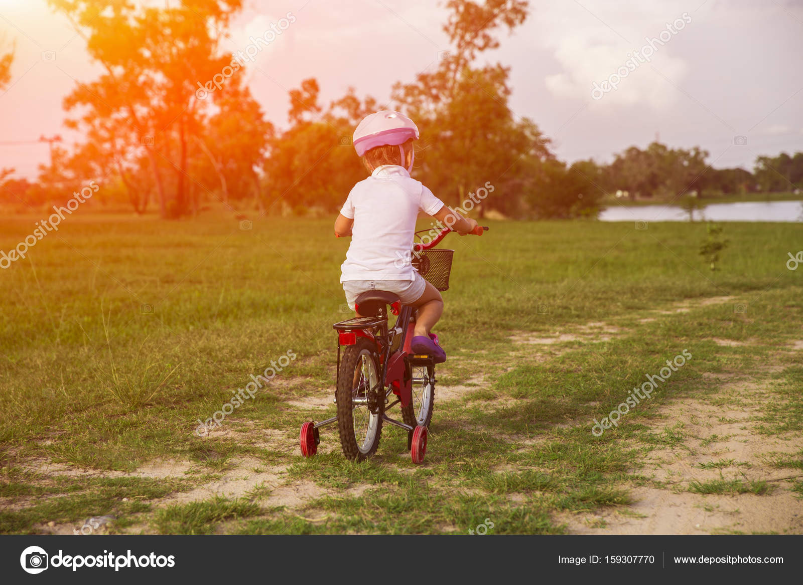 Bir bisiklet sürme çocuk. Parkta Bisiklete binmek bir kask çocuk. Güzel