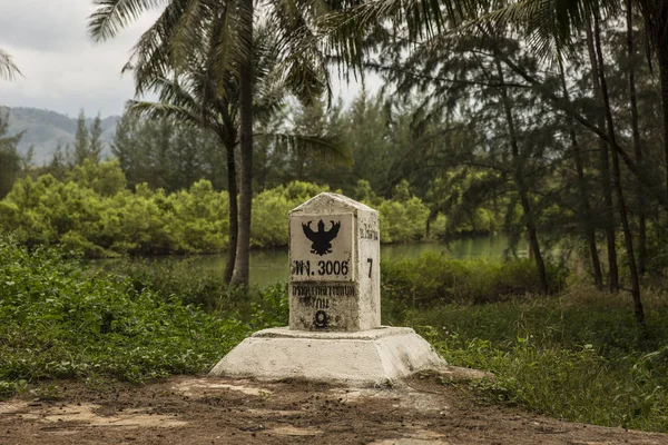 Tayland yolda ayağı. Yol işareti