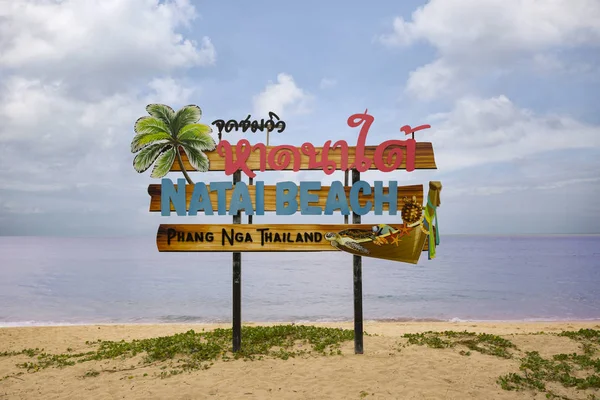 Phangnga, Tayland - 16 Şubat 2017: Natai Beach, Tayland adını taşıyan tabela