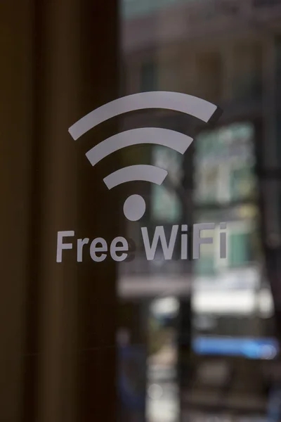 Магазин вікна з безкоштовним wi-fi на склі — стокове фото