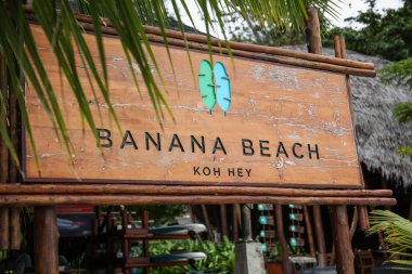 Phuket, Tayland - 09 Mart 2017: Tabela adı Koh Hey muz ada, Phuket, Tayland.